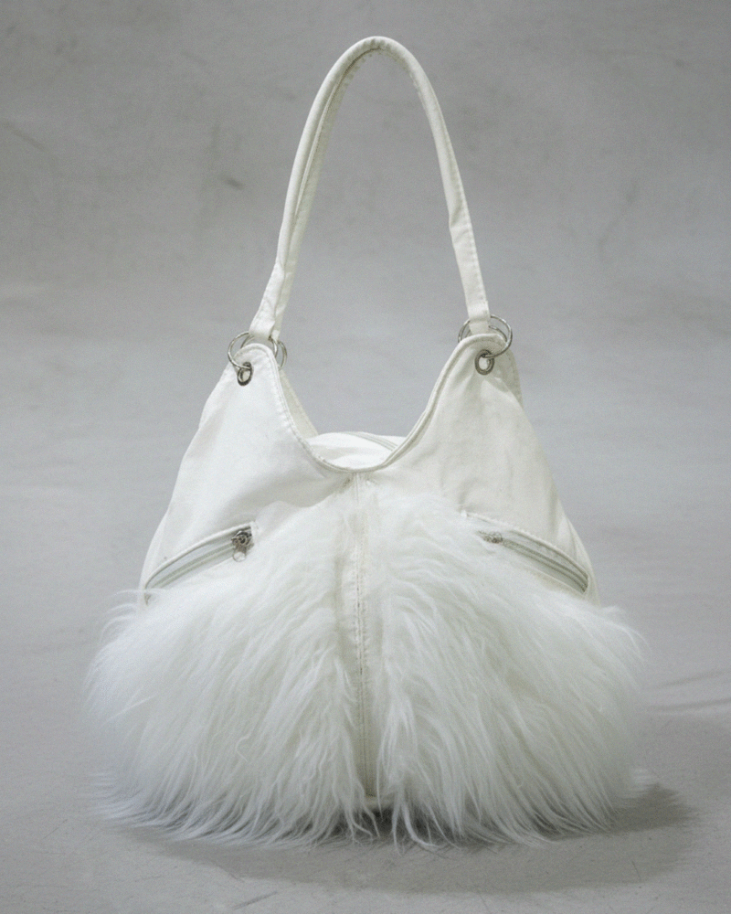 Cartera de simil cuero, intervenida con piel sintetica blanca